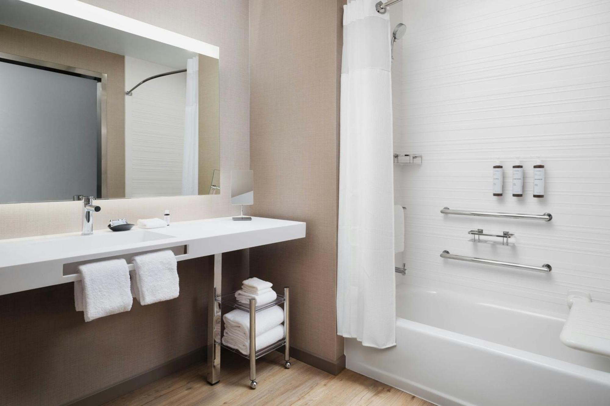Standard Queen Room with Two Queen Beds and Adapted Tub - Mobility Accessible